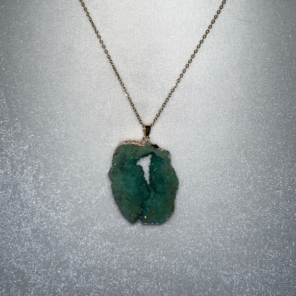 Raw Green Amethyst Crystal Quartz Druzy Pendant Gold tone plated Necklace - Picture 3 of 11